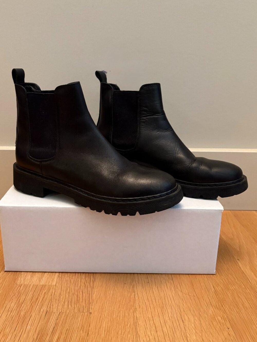 Jo Mercer Flat Ankle Leather Chelsea Boots in Black - size 7.5